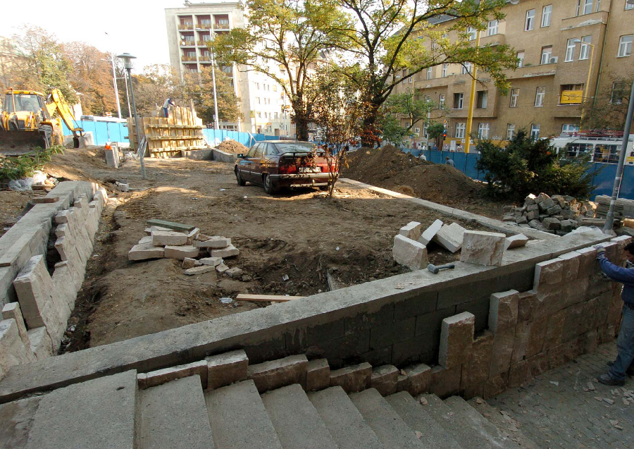 A Böszörményi és az Istenhegyi út sarkán épülő turul emlékmű helye, 2005. október 13.