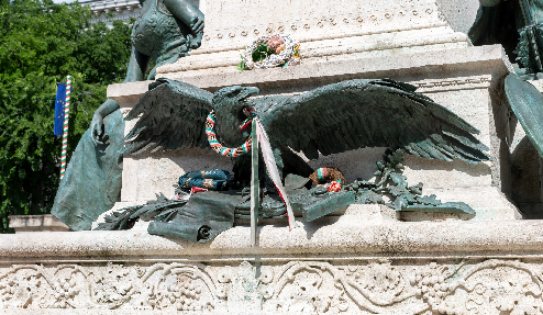 Az Arany János szoborcsoport talapzatán lévő turul szobor a Magyar Nemzeti Múzeum kertjében