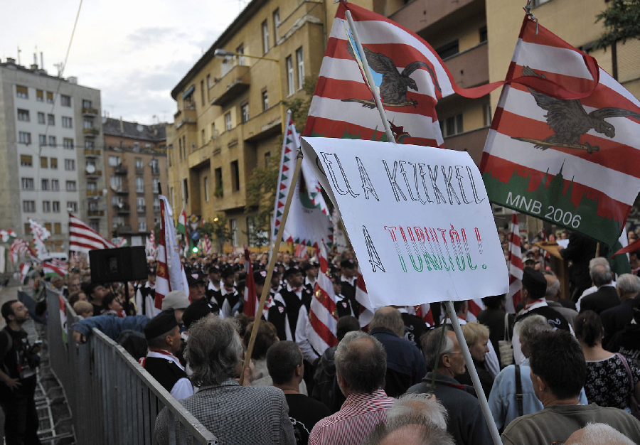 Az elbontás ellen tiltakozó demonstrálók a XII. kerületi Turul-szobornál, 2008. július 24.