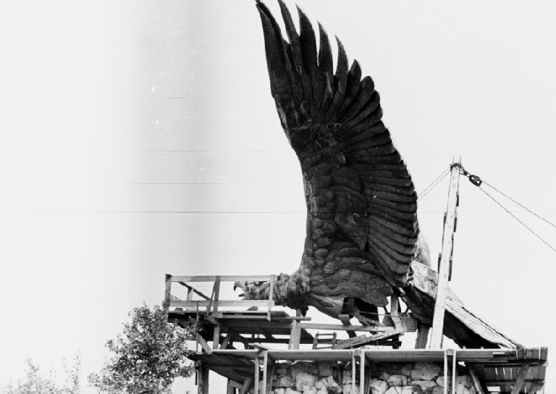 Az érdektelenség és a rongálások miatt kritikussá vált a tatabányai Turul-szobor állapota, 1966