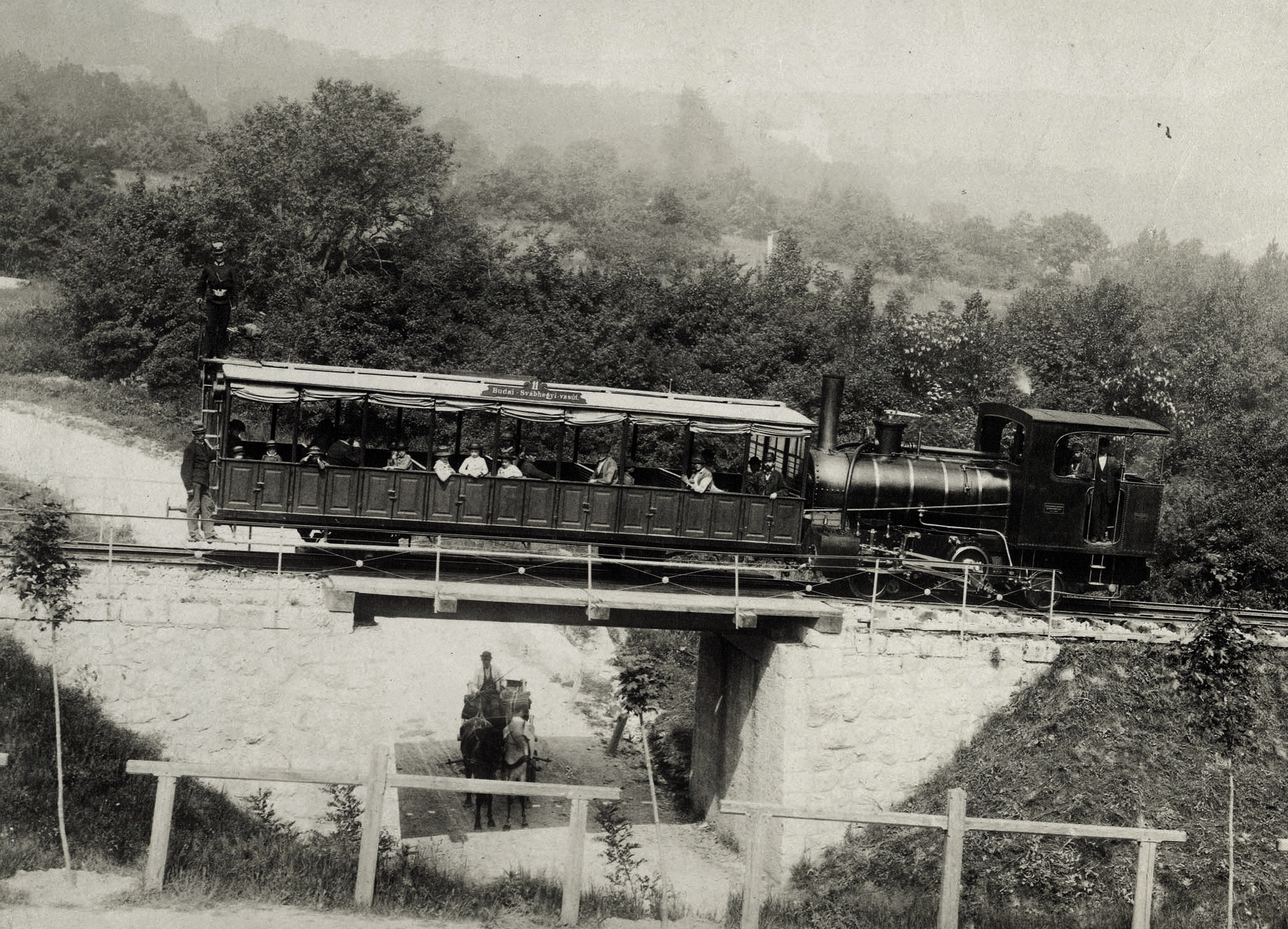 A fogaskerekű a Béla király út feletti hídon halad át, 1880-1890 körül