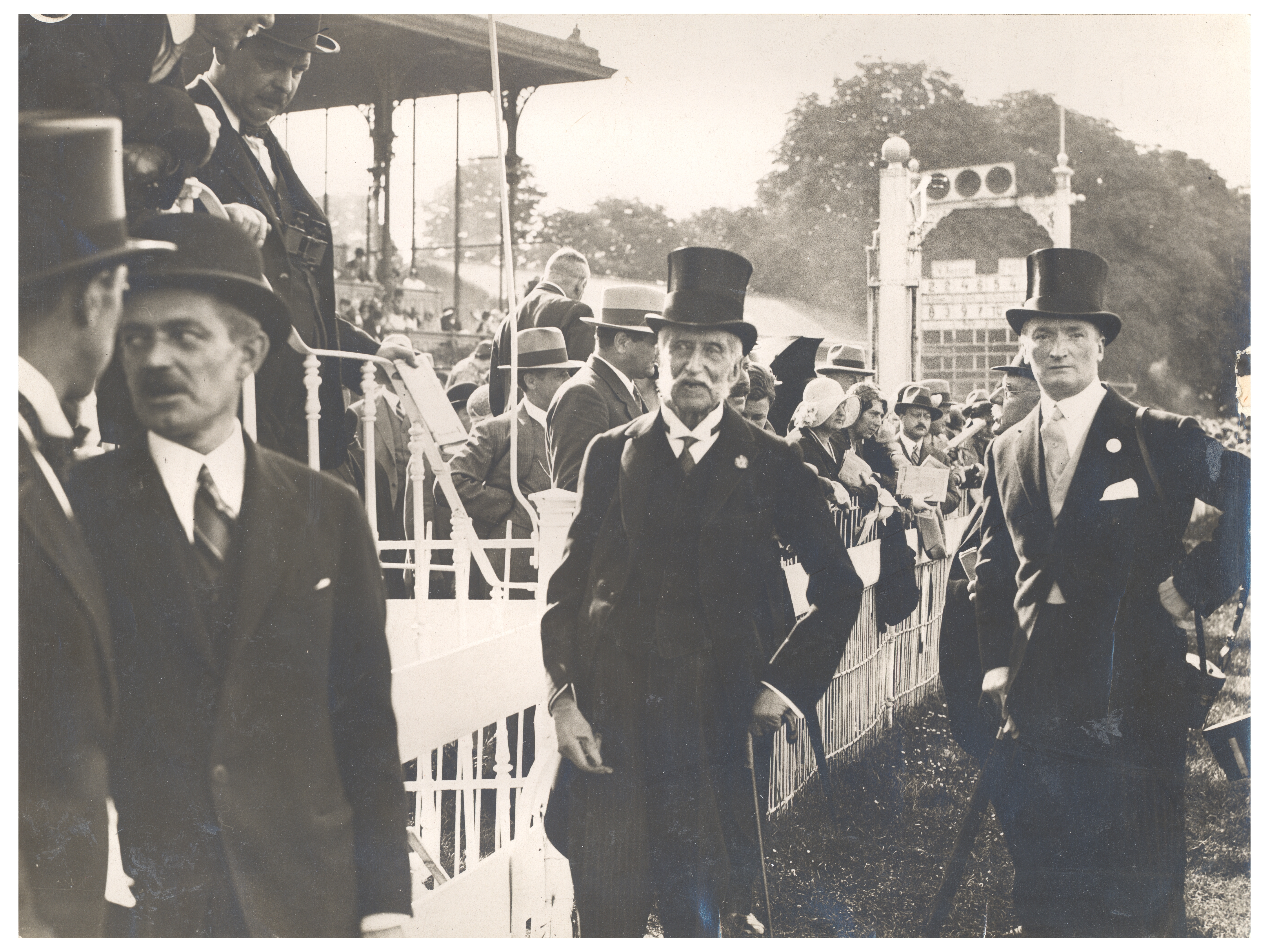 Herceg Esterházy Tasziló és bárcziházy Bárczy István a lóversenytéren, 1920-as évek