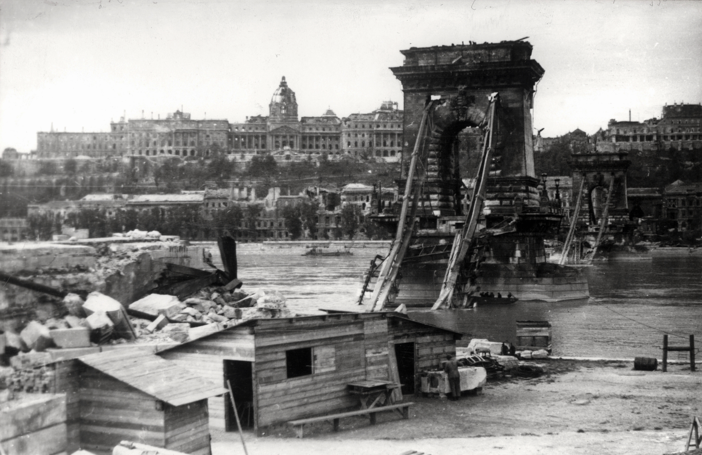 A lerombolt Széchenyi Lánchíd pesti hídfője, háttérben a budai Vár