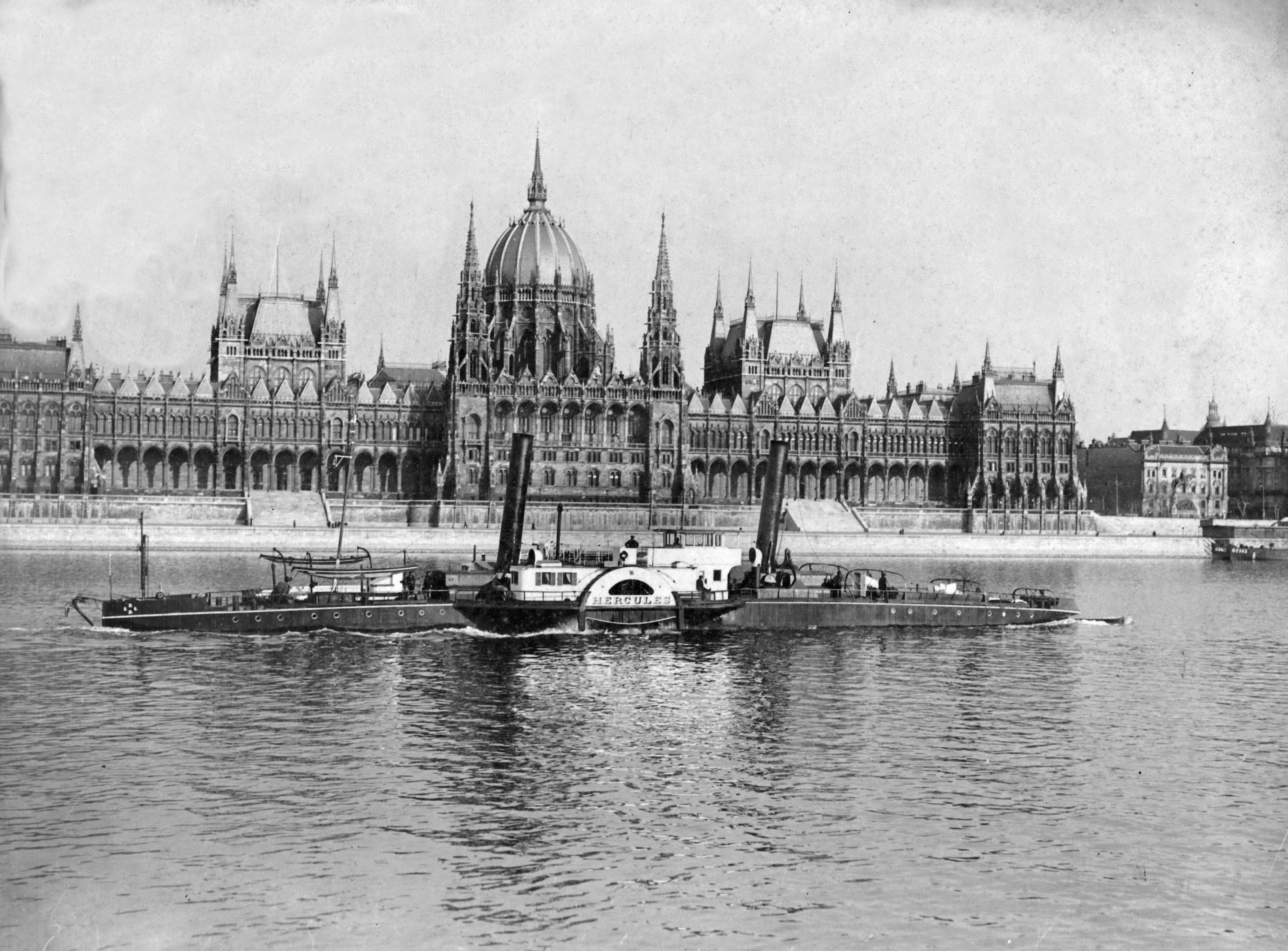 A Hercules gőzhajó a Dunán, háttérben a Parlament, 1911