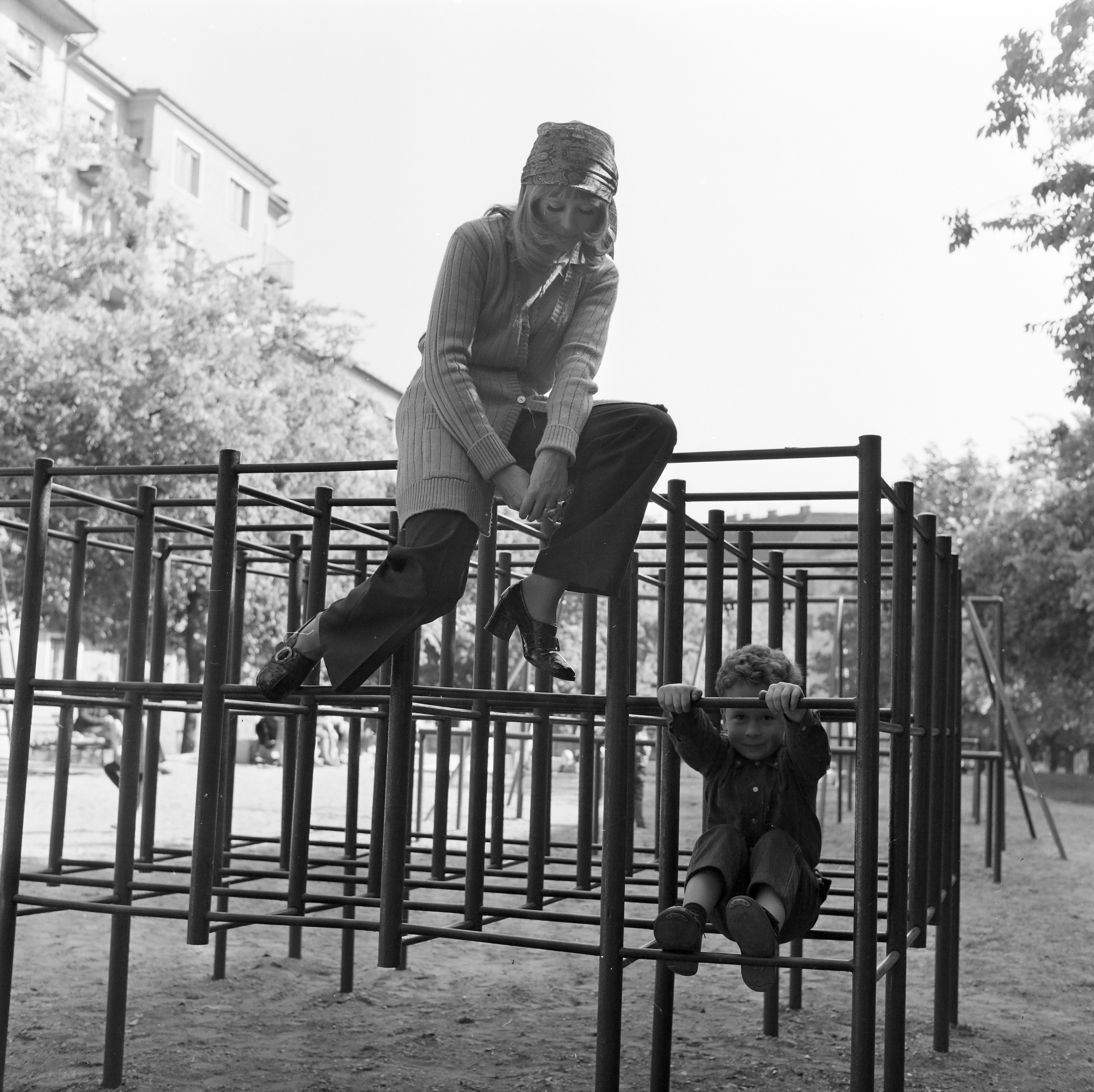 Az egykori Joliot-Curie (ma Királyhágó tér) játszótér volt az 1970-es években. A játszótér mászókáján egy kisfiú és Fekete Klári modell látható.