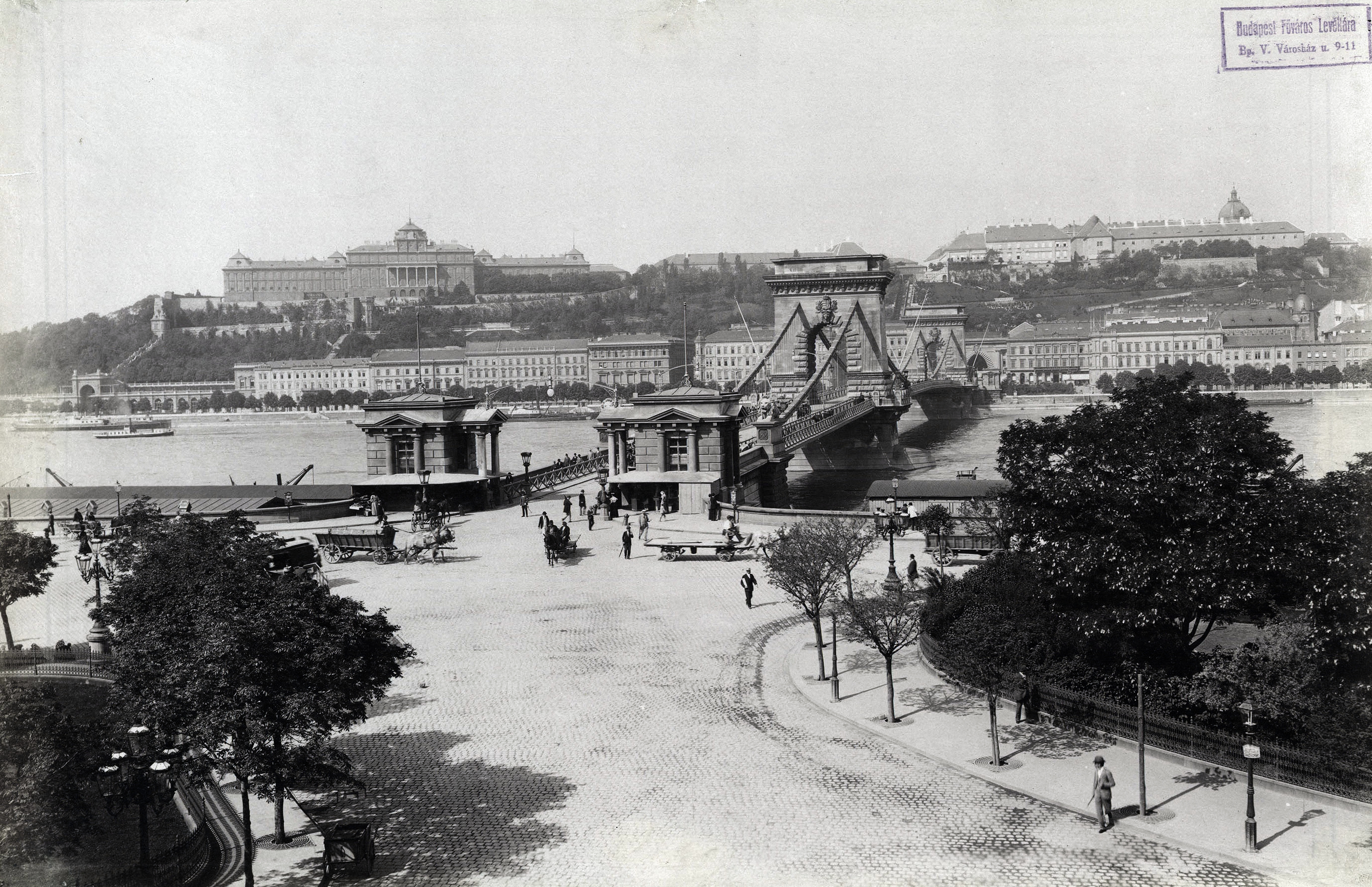 A hídvám két épülete a pesti oldalon, 1898 körül